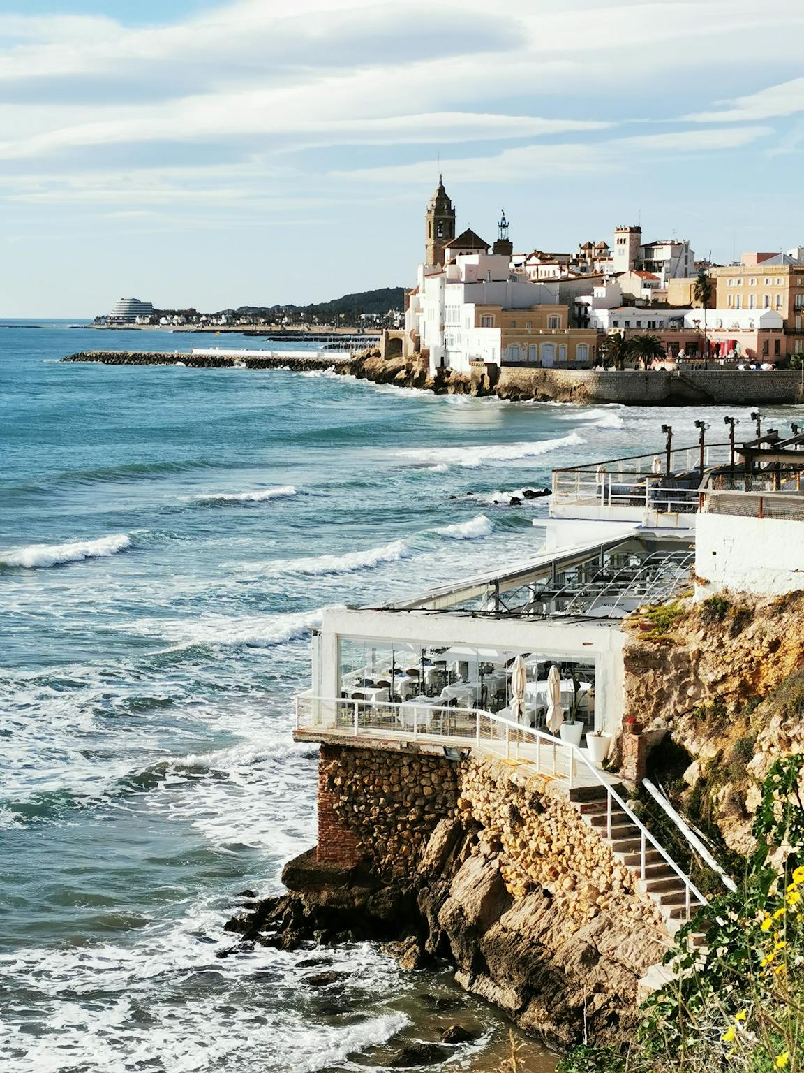 Impresionante escena costera de Sitges, España, que muestra la arquitectura frente al mar y las vistas panorámicas.